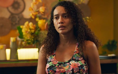 Taís Araujo com expressão séria em cena como Raquel na novela Vale Tudo