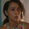 Taís Araujo com expressão de desespero em cena como Raquel na novela Vale Tudo