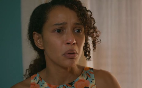 Taís Araujo com expressão de desespero em cena como Raquel na novela Vale Tudo