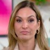 Talitha Morete com os olhos marejados, no cenário do Mais Você