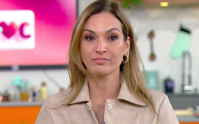 Talitha Morete com os olhos marejados, no cenário do Mais Você