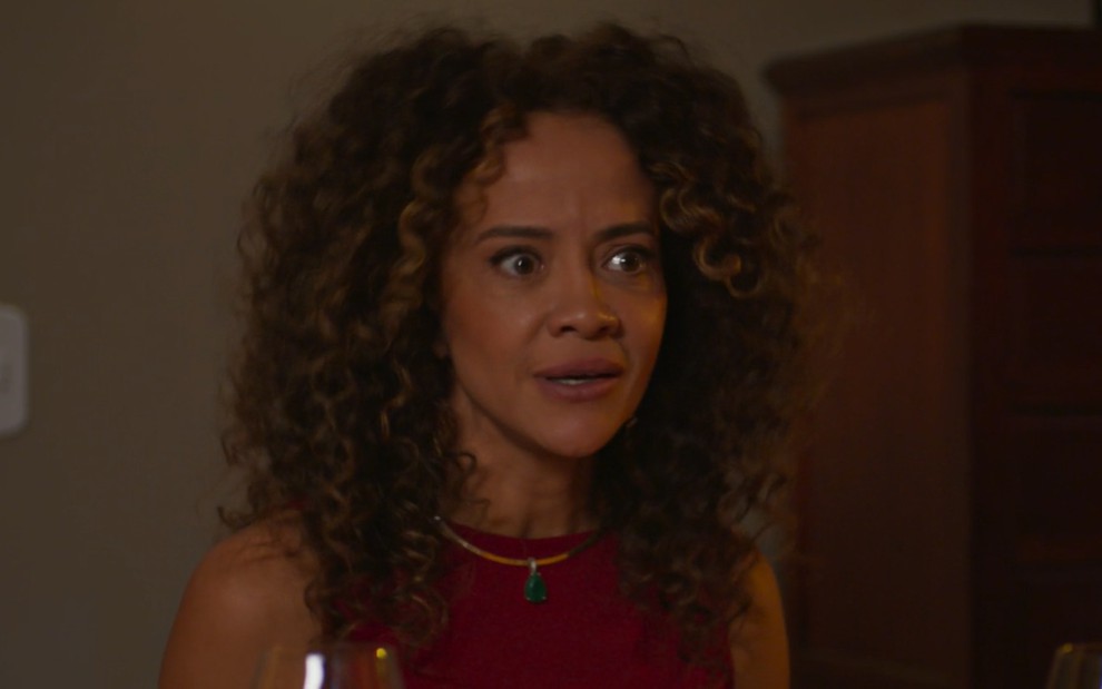 A atriz Alina Borges com expressão assustada em cena de Dona de Mim