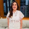 Tati Machado usa uma blusa rendada branca e sorri para a foto