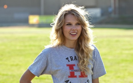 Taylor Swift em cena de Idas e Vindas do Amor