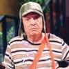 Roberto Gómez Bolaños tem expressão triste, caracterizado como Chaves