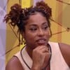 Thamiris Maia coloca a mão no queixo e está no quarto Fantástico do BBB 25