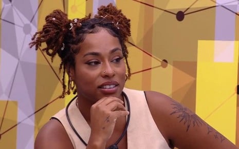 Thamiris Maia coloca a mão no queixo e está no quarto Fantástico do BBB 25