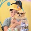 Betina (Thay Bergamim) segura um filhote de cachorro em cena da novela A Caverna Encantada