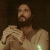 Jonathan Roumie olha para cima com expressão de quem pede algo a Deus em cena da série The Chosen
