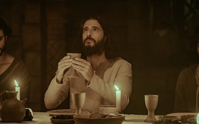 Jonathan Roumie olha para cima com expressão de quem pede algo a Deus em cena da série The Chosen