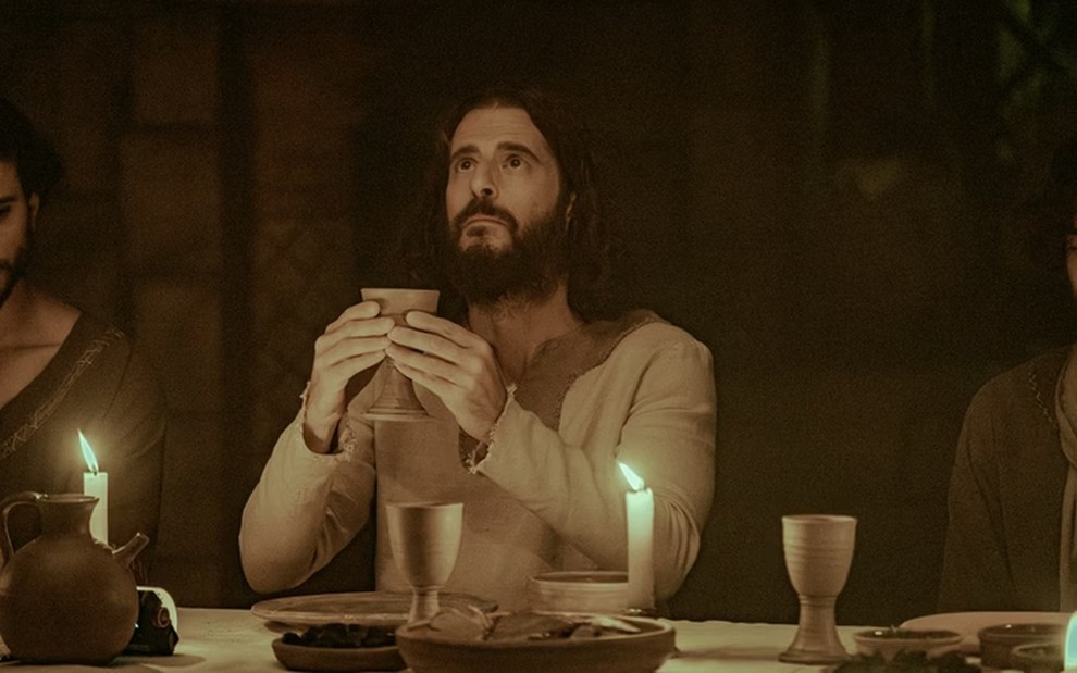 Jonathan Roumie olha para cima com expressão de quem pede algo a Deus em cena da série The Chosen