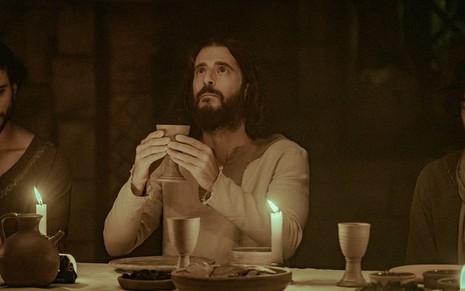 Jonathan Roumie olha para cima com expressão de quem pede algo a Deus em cena da série The Chosen