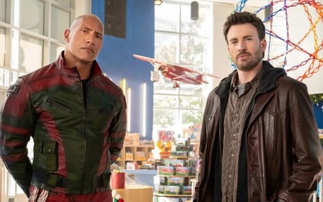 Dwayne Johnson e Chris Evans em Operação Natal