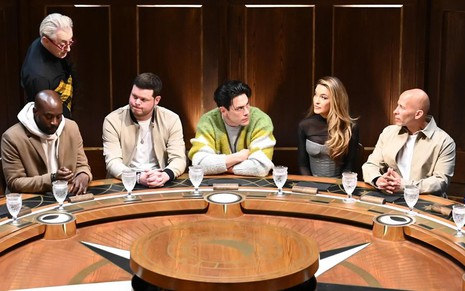 Participantes de The Traitors reunidos na mesa-redonda