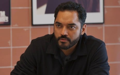 Thomás Aquino com expressão séria em cena da novela Vale Tudo