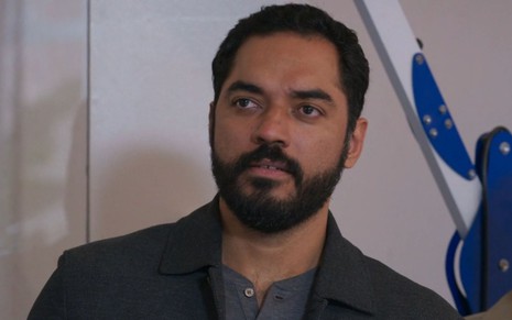 Thomás Aquino com expressão séria em cena da novela Vale Tudo