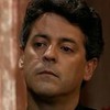 O ator Marcos Paulo com expressão séria em cena de Tieta