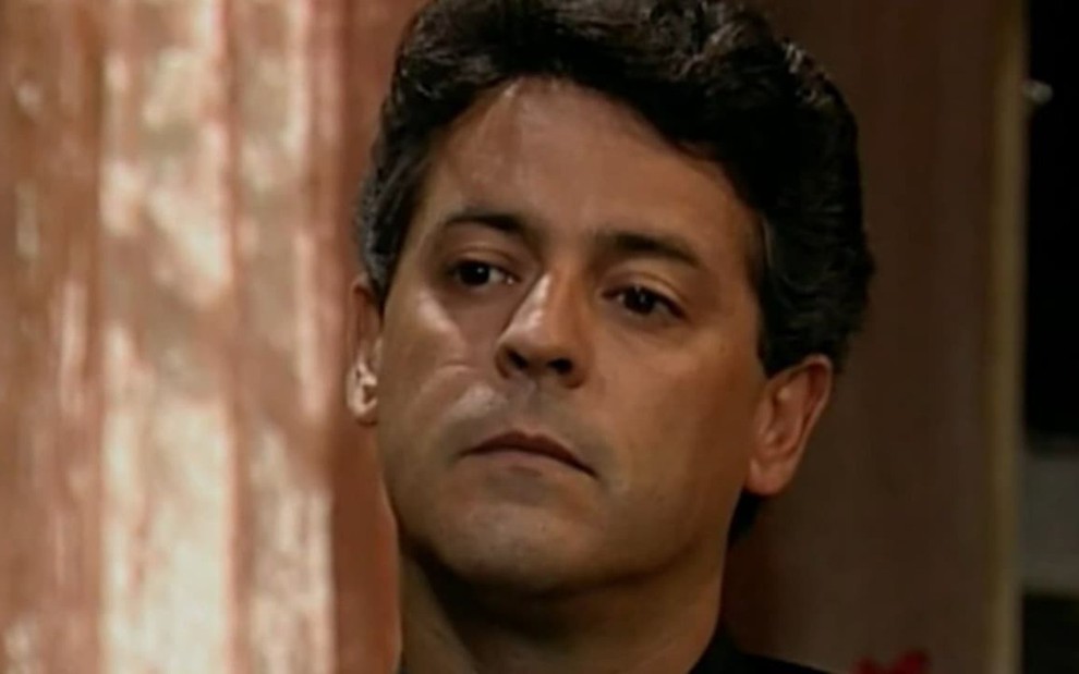 O ator Marcos Paulo com expressão séria em cena de Tieta