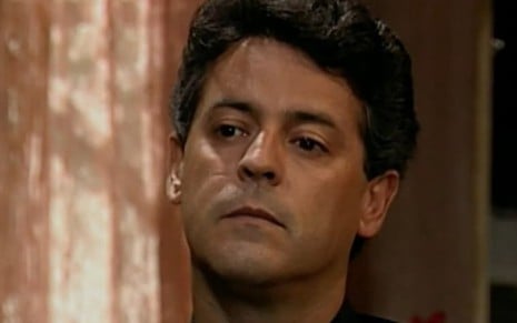 O ator Marcos Paulo com expressão séria em cena de Tieta