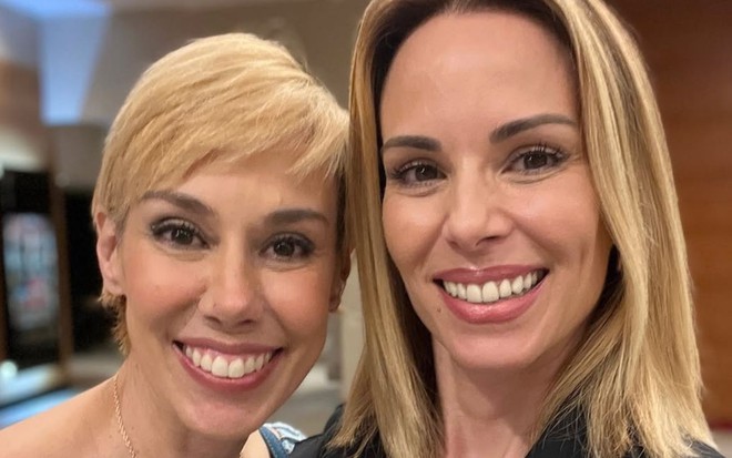 Tina e Ana Furtado estão abraçadas e sorridentes