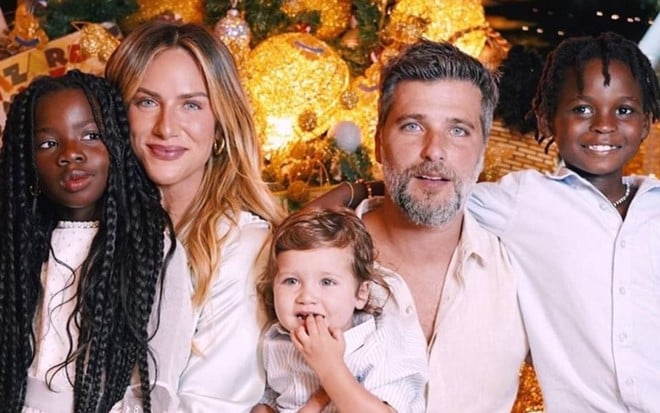 Giovanna Ewbank, Bruno Gagliasso e os filhos Titi, Bless e Zyan em uma foto sorridente de família