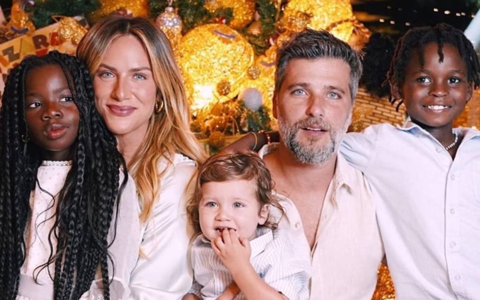 Giovanna Ewbank, Bruno Gagliasso e os filhos Titi, Bless e Zyan em uma foto sorridente de família