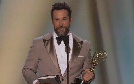 Noah Wyle segura estatueta do Emmy e faz discurso