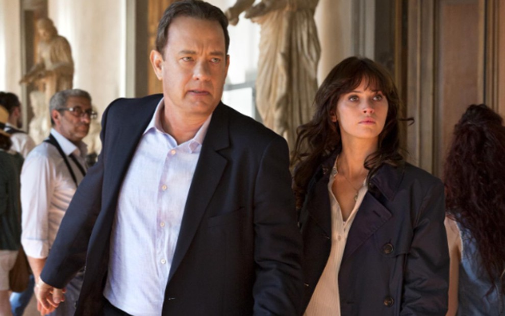 Tom Hanks e Felicity Jones em cena de Inferno (2016)