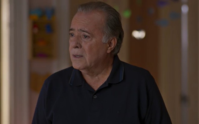 O ator Tony Ramos com expressão preocupada em cena de Dona de Mim
