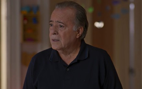 O ator Tony Ramos com expressão preocupada em cena de Dona de Mim