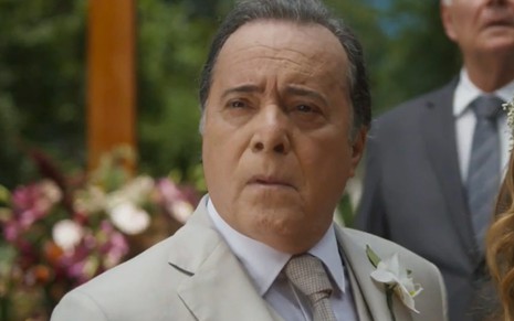O ator Tony Ramos com expressão séria em cena de Dona de Mim