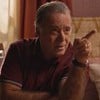 O ator Tony Ramos com dedo em riste e com expressão séria em cena de Dona de Mim