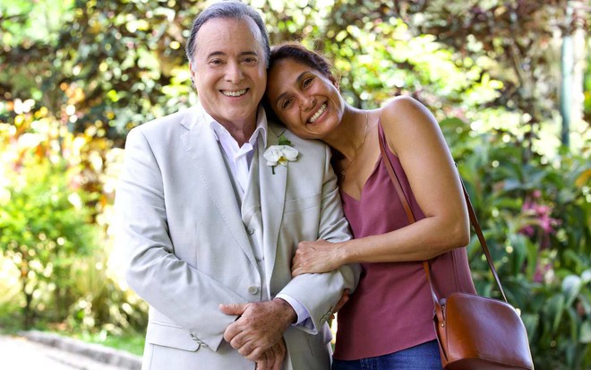 Os atores Tony Ramos e Camila Pitanga lado a lado, sorrindo, ela com a mão no braço dele em foto de divulgação de Dona de Mim