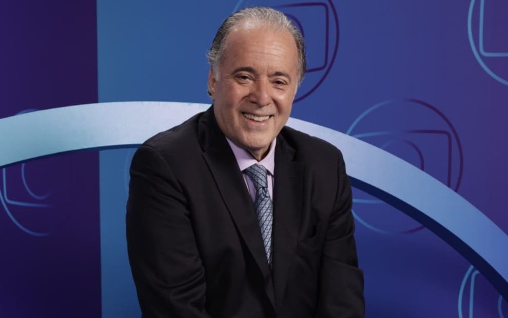 Tony Ramos sorridente e usando terno preto