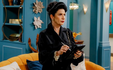Perpétua (Tuna Dwek) em cena da novela A Caverna Encantada