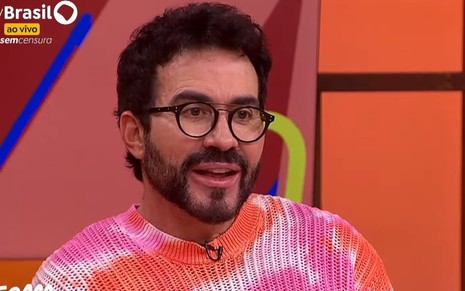 Fábio de Melo tem expressão surpresa no cenário do programa Sem Censura