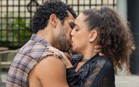 Os atores Amaury Lorenzo e Pri Helena se beijando em cena de Volta por Cima