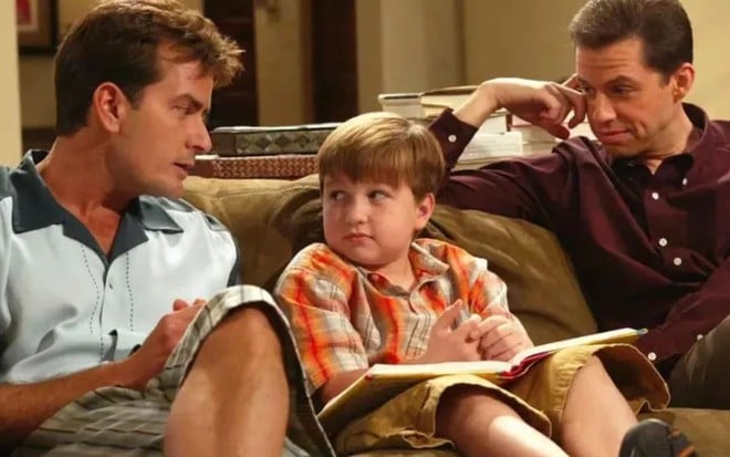 Imagem dos atores Charlie Sheen, Jon Cryer e Angus T. Jones na série Two And a Half Men