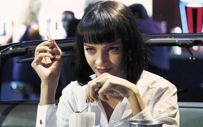 Uma Thurman segurando um cigarro em cena de Pulp Fiction (1994)