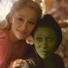 Ariana Grande apoia sua cabeça no ombro de Cynthia Erivo em cena de Wicked