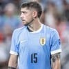 Valverde, do Uruguai, veste uniforme azul com detalhes brancos e pretos durante jogo da seleção