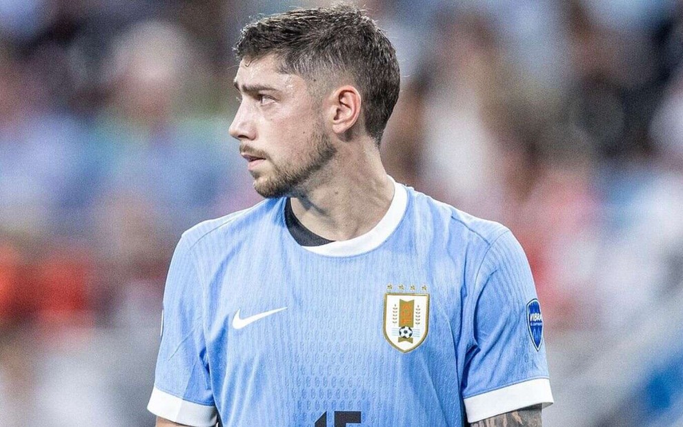Valverde, do Uruguai, veste uniforme azul com detalhes brancos e pretos durante jogo da seleção