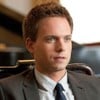 Patrick J. Adams tem expressão de choque e olhar distante em cena de Suits