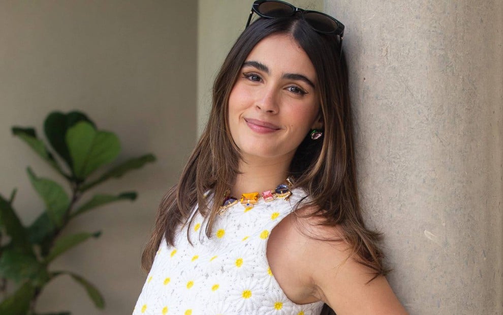 A atriz Valentina Herszage com leve sorriso posando para foto de divulgação da Globo