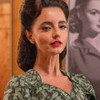A atriz Julia Stockler com expressão séria em cena de Garota do Momento