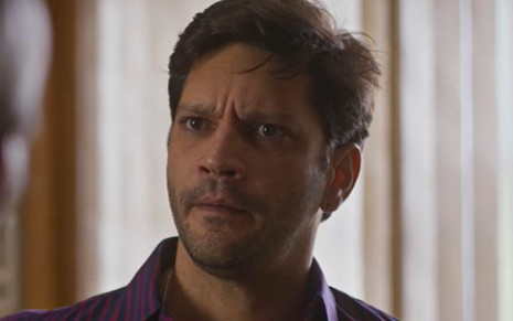 O ator Armando Babaioff com expressão séria em cena de Dona de Mim