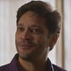 O ator Armando Babaioff com expressão risonha em cena de Dona de Mim