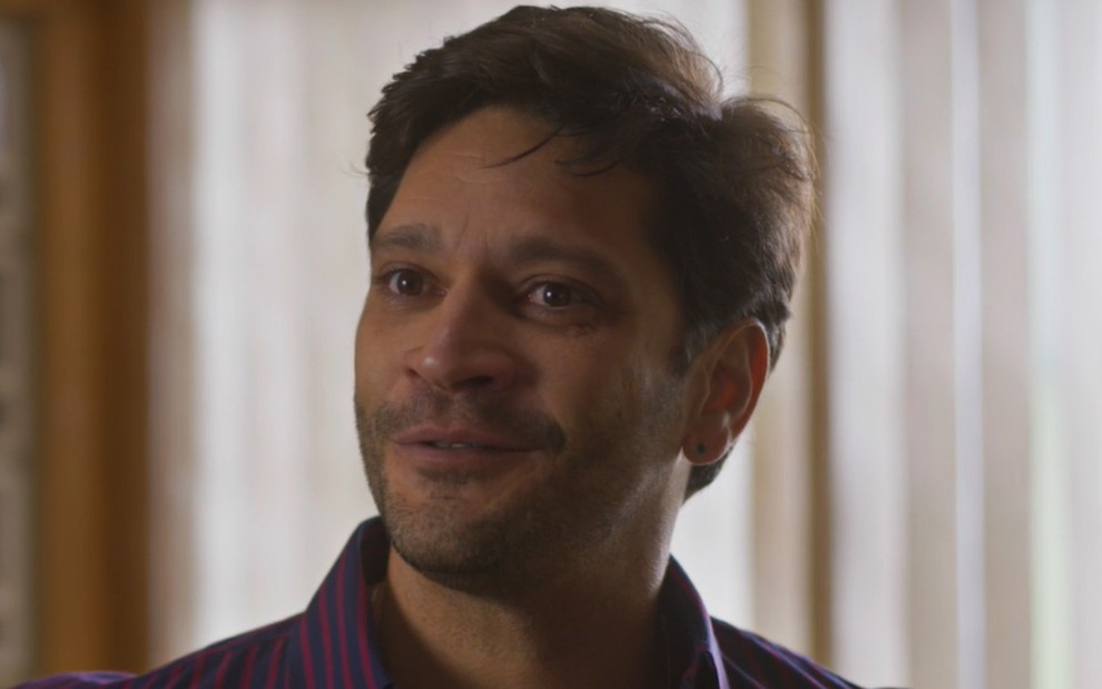 O ator Armando Babaioff com expressão risonha em cena de Dona de Mim
