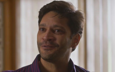 O ator Armando Babaioff com expressão risonha em cena de Dona de Mim