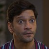 O ator Armando Babaioff com expressão assustada em cena de Dona de Mim